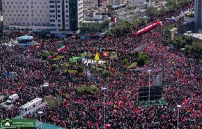 شاهد: الملايين يكتبون الوداع الأخير.. تشييع القائد الشهيد إلى جوار الإمام الرضا (ع)