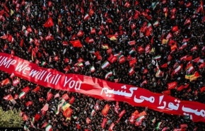 شاهد: ملايين المشيعين يهتفون بالثأر للإمام الشهيد ويشيّعونه لمثواه الأخير بالمرقد الرضوي الشريف
