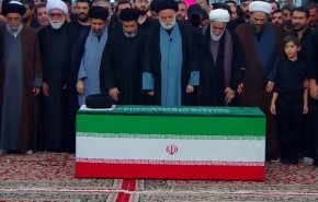 بإمامة نجله الأكبر.. ملايين المشيعين يؤدون الصلاة على جثمان الإمام الشهيد في رحاب الإمام الرضا (ع)

