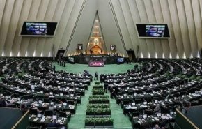 عضو في البرلمان الايراني يحذر دولتين خليجيتين
