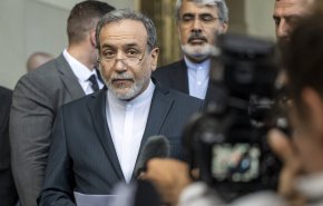وزير الخارجية الايراني یحدد شروط إعادة فتح مضيق هرمز
