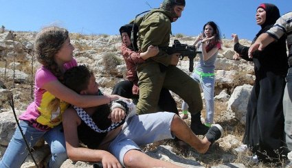 رفتار خصمانه سرباز صهیونیست با یک کودک و دفاع جانانه فلسطینی‌های بی دفاع!