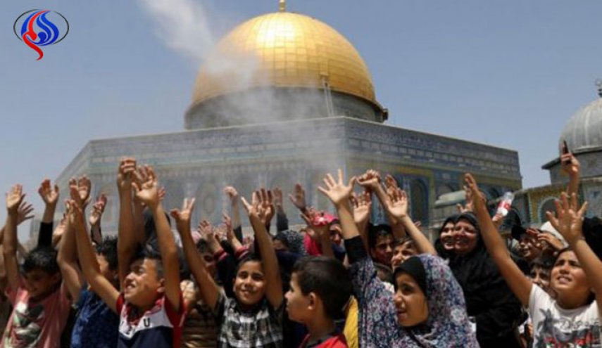 الاحتلال يمنع الاطفال الفلسطينيين من اللعب بساحات الاقصى