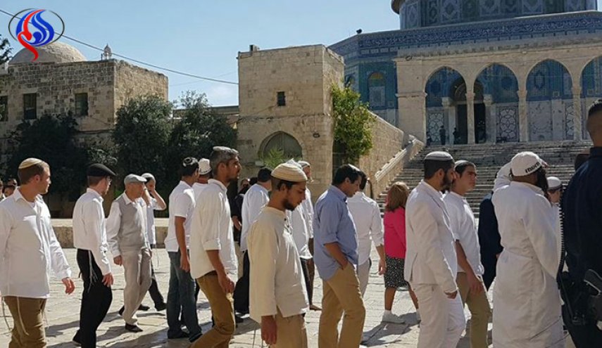 مئات المستوطنين يستبيحون الأقصى.. وتحذير من التصعيد 