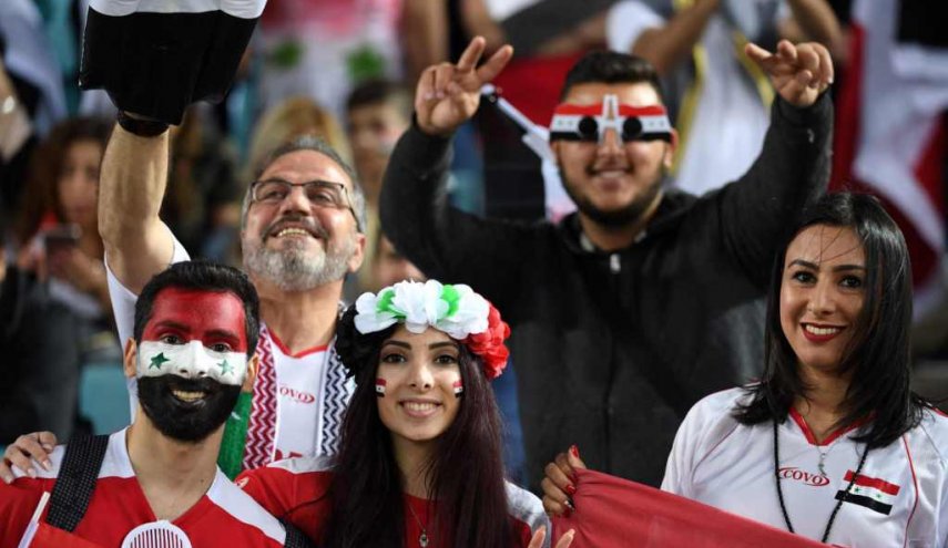 شاهد.. جماهير سوريا ترفع صور الرئيس الأسد في مباراة أستراليا
