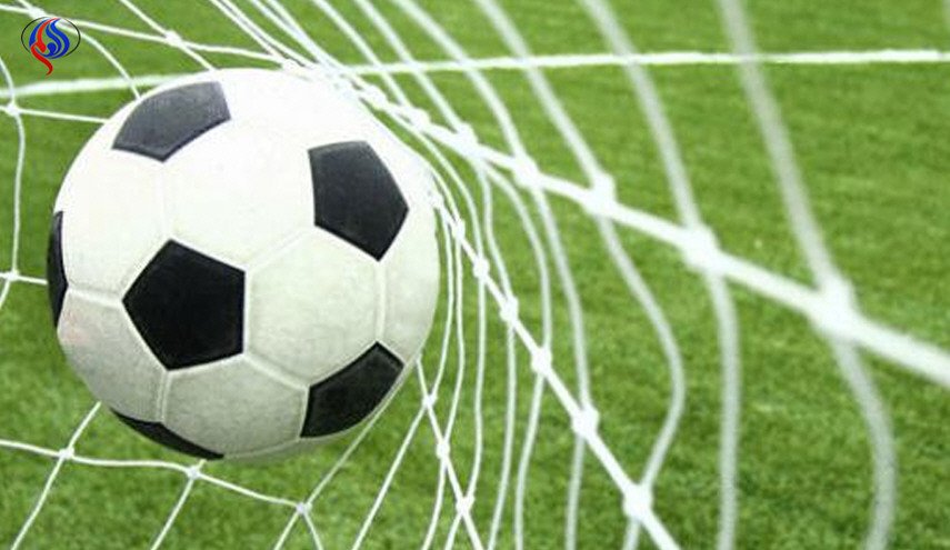 صورة للاعب كرة قدم عربي مشهور يخضع للتفتيش تشغل مواقع التواصل