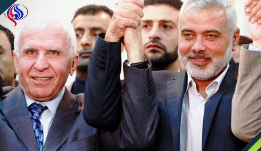 حماس وفتح توقعان على اتفاق المصالحة رسميا في القاهرة 