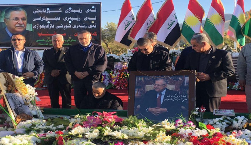 بالصور.. اللواء قاسم سليمان يزور قبر مام جلال