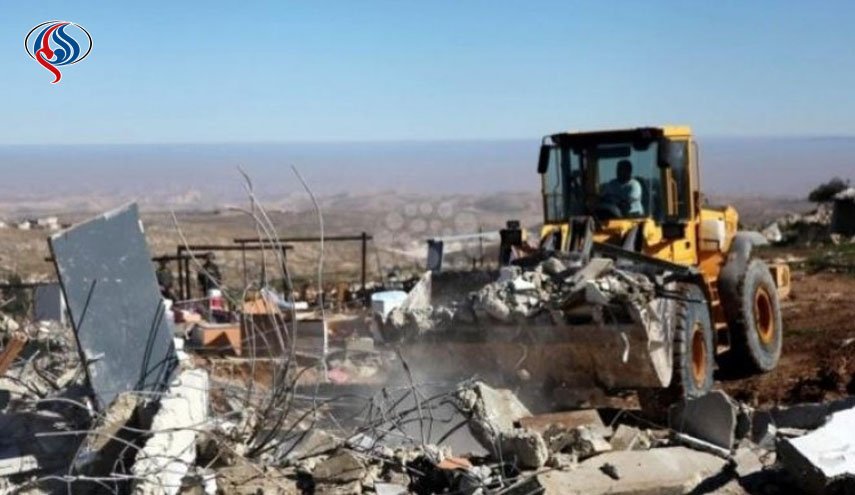 جرافات الاحتلال تهدم منزلين في بلدة سلوان