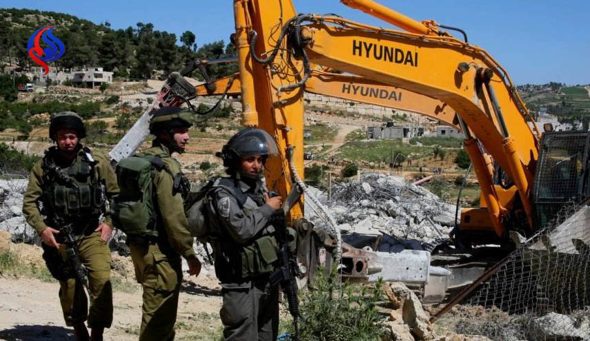 معاناة لا تنتهي.. الاحتلال يهدم منزلين فلسطينيين بالنقب