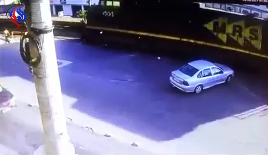 بالفيديو.. لقطات مروعة لقطار يدهس رجلا يمشي على القضبان