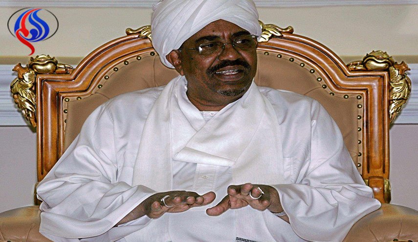 خبراء: لا يستطيع أحد رفع ملاحقة البشير جنائيا