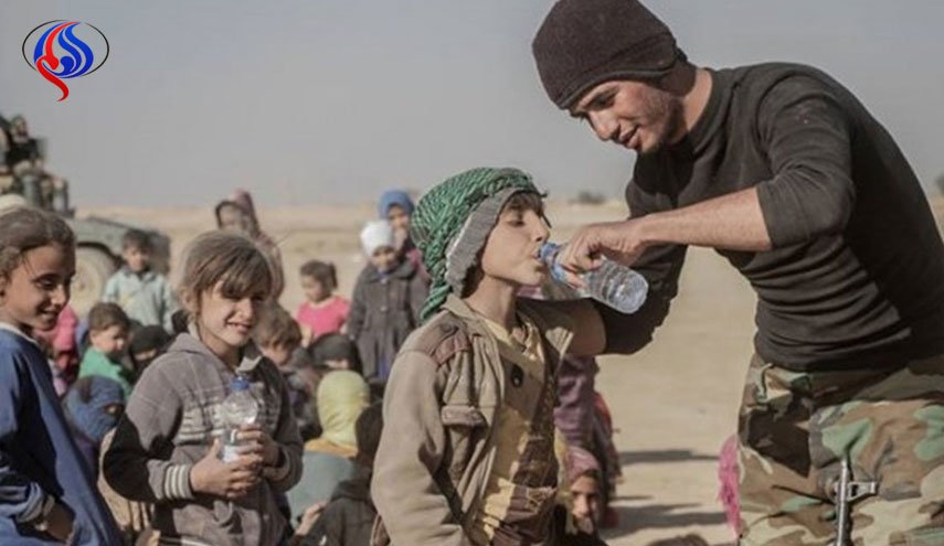 الحشد يستقبل 100 عائلة نازحة من القائم وراوه ويفجر مفخخة