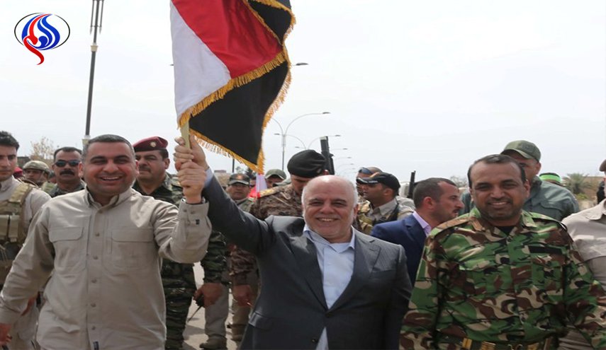 العبادي يرفع علم العراق فوق منفذ حصيبة الحدودي