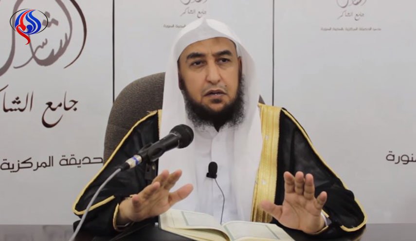  أستاذ جامعي سعودي يشبه الملك وابنه بـ