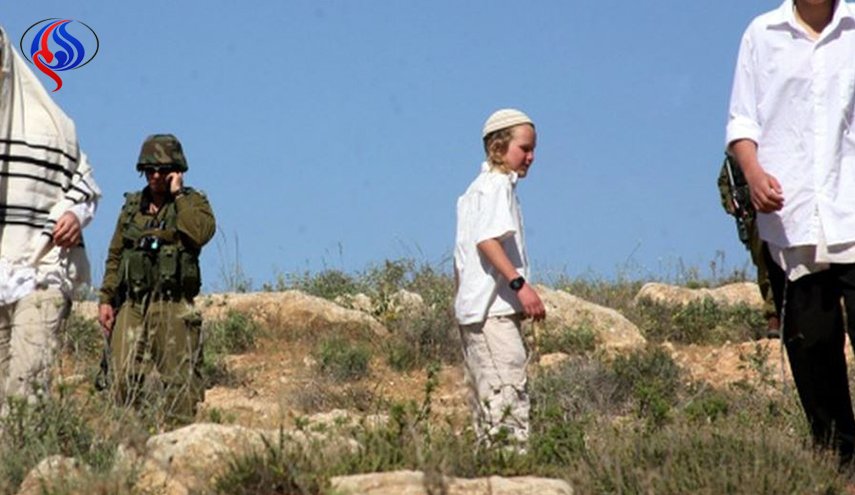 إصابة طفلين فلسطينيين باعتداء مستوطنين على منازل بالخليل
