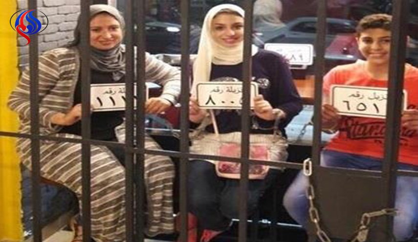 شاهد..مطعم مصري على هيئة سجن والزبائن يأكلون في زنازين
