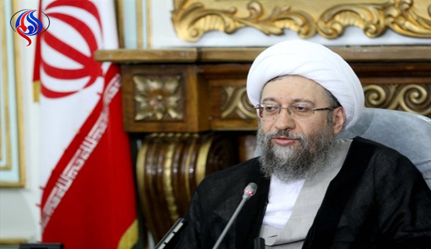 آملي لاريجاني: السعودية ترتكب جريمة حرب في اليمن