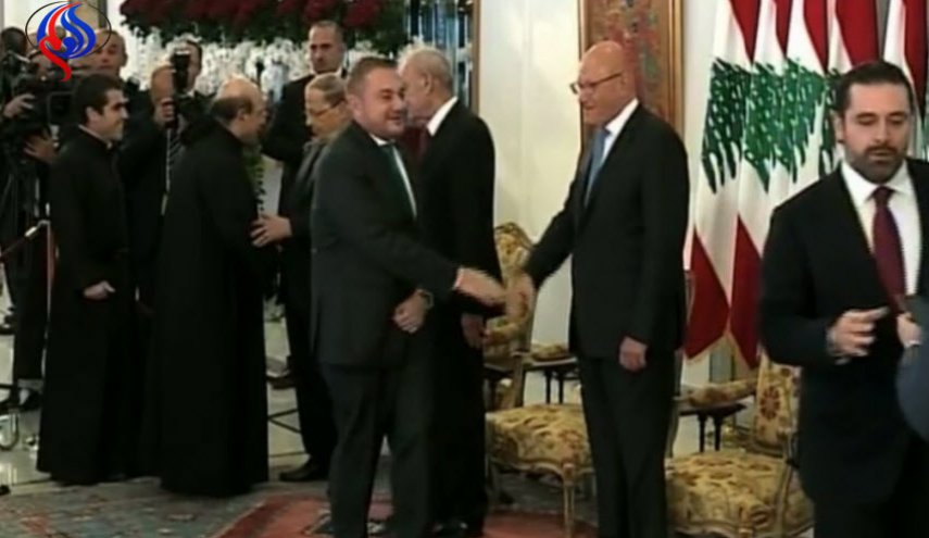 بالفيديو... ما حقيقة عدم مصافحة سعد الحريري للسفير السوري في لبنان؟!