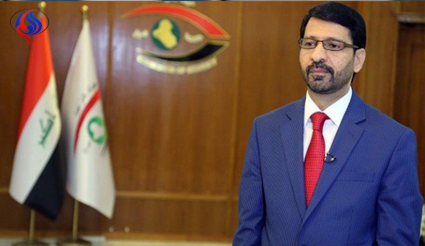 بالصورة: رئيس هيئة النزاهة العراقية كان يعلق استقالته في مكتبه..!