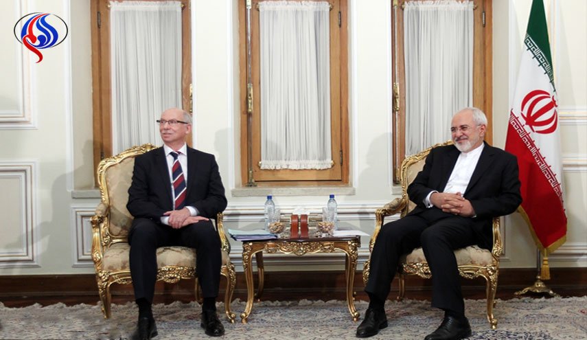 ظريف يطالب برفع العوائق المصرفية وتنفيذ الإتفاق النووي