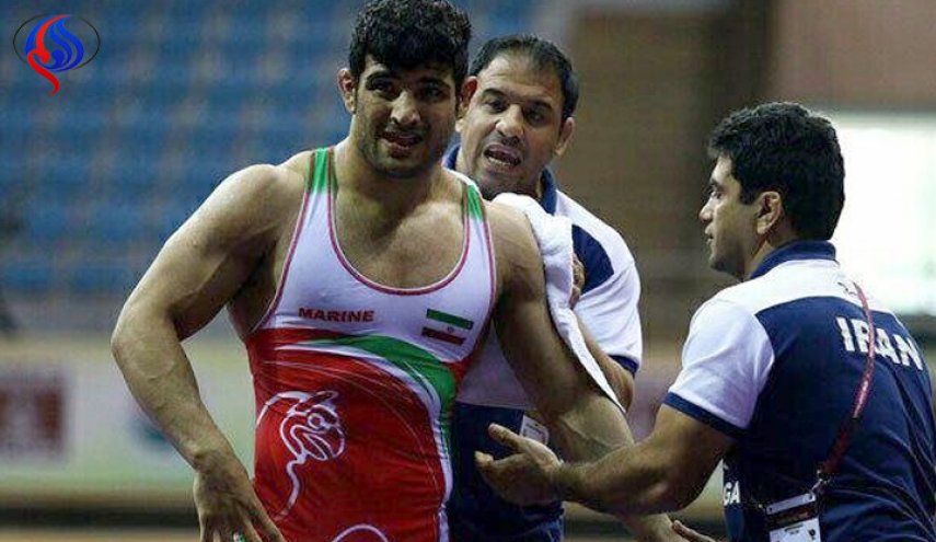 مصارع إيراني يتخلى عن الفوز ليتجنب مواجهة 