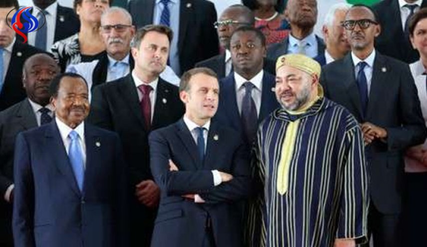 بالصور.. الملك المغربي وزعيم البوليساريو في لقطة واحدة لأول مرة