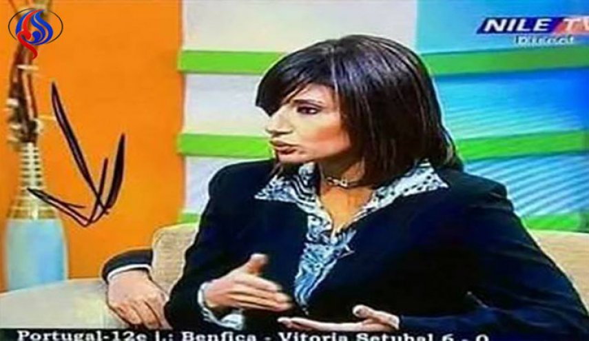 ما قصّة اليد التي ظهرت خلف مذيعة على الهواء؟+ صورة