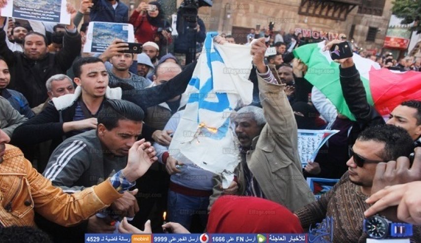 حرق علمي الكيان الصهيوني و أميركا بمسجد الحسين في الازهر