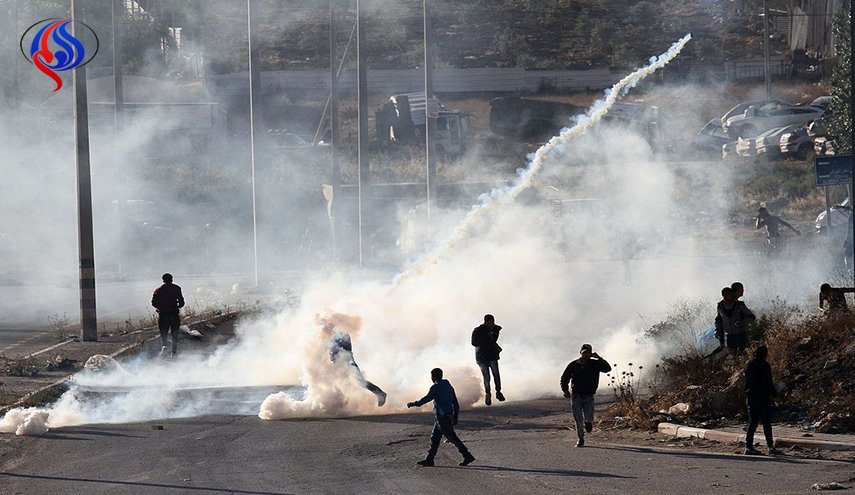 اصابة شاب فلسطيني بقنبلة غازية اصابته بشكل مباشر