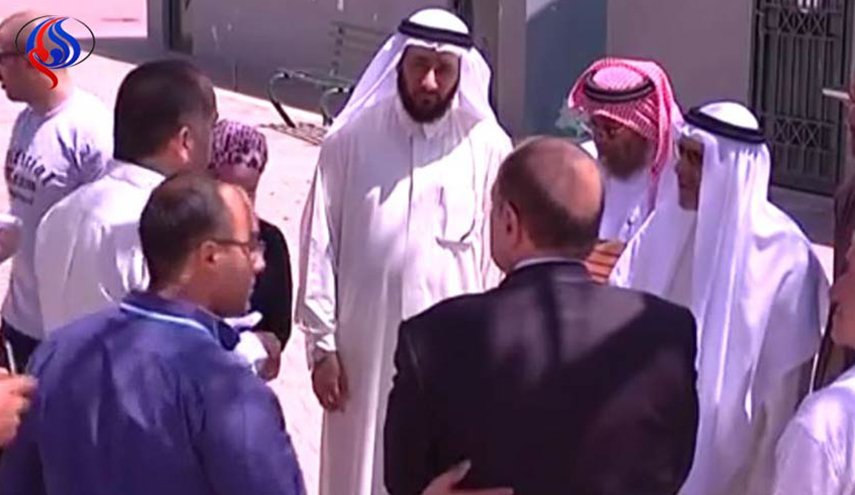 فلسطينيون يطردون وفد النظام البحريني من الاقصى