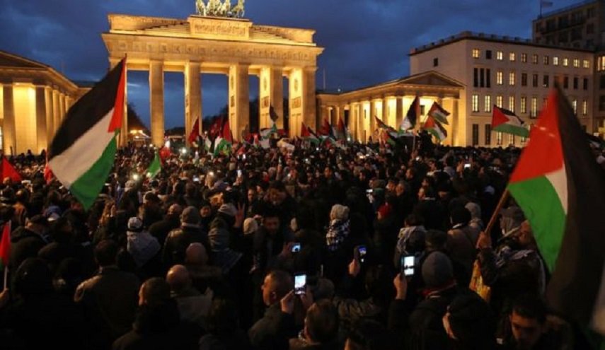 المانيا: الشرطة تعتقل 11 شخصا بعد حرق العلم الإسرائيلي