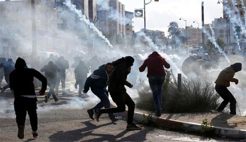 عملية طعن وإصابة عشرات الفلسطینیین بالاختناق