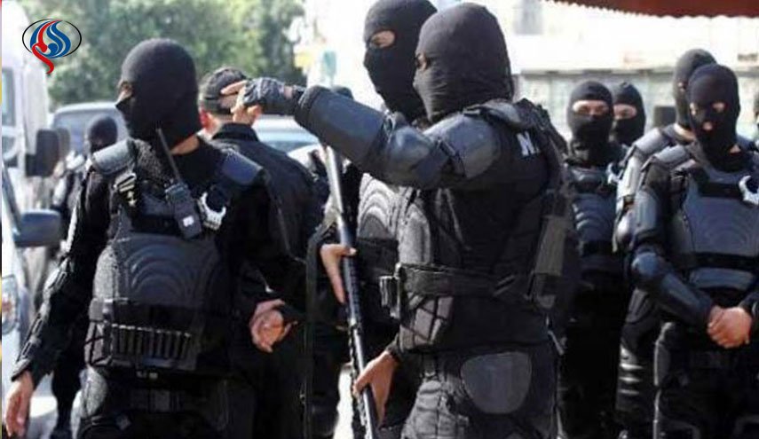 إيقاف شاب رفع علم 