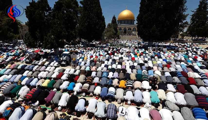 45 ألف مصلي في الأقصى وخطيبها يندد بتخاذل الحكام العرب