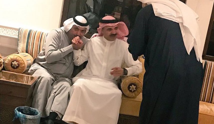 أحد معتقلي الريتز يحتفل ويتلقى تهاني وخاشقجي يهاجمه