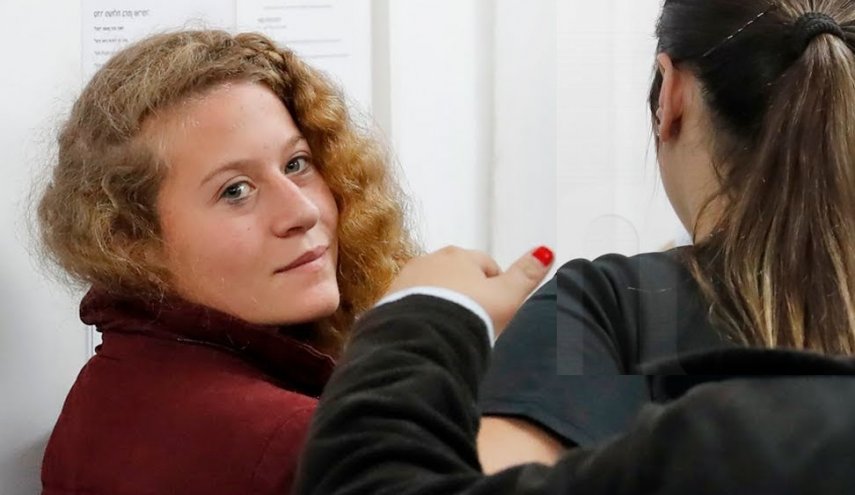تمديد اعتقال الفلسطينية عهد التميمي التي ضربت جنديين اسرائيليين