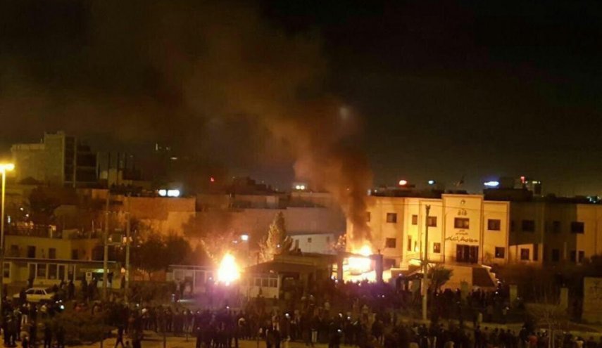 قتلى باحداث مريبة، اثر خمسة ايام من الاحتجاجات في ايران 