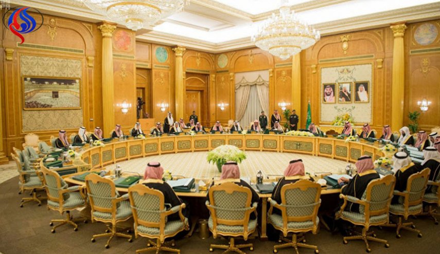 بالصور.. وزير سعودي كان محتجزا يحضر اجتماعا برئاسة الملك سلمان