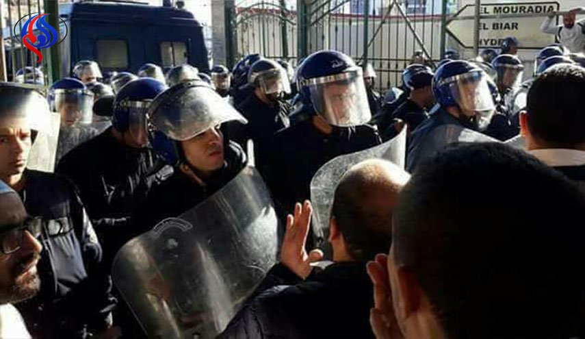 جرحى في اشتباكات بين الأمن الجزائري والأطباء المقيمين 