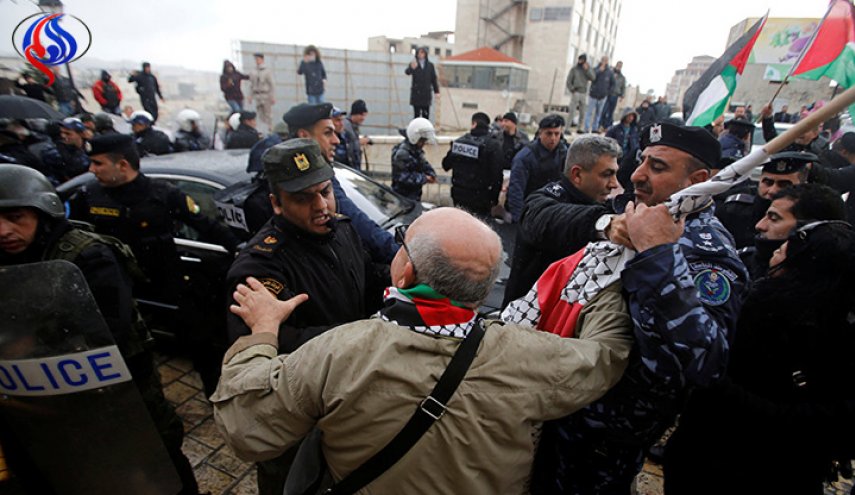 فلسطينيون يرشقون موكب 