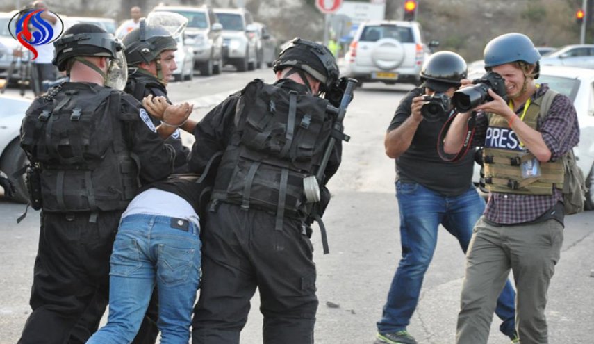 قوات الاحتلال تعتقل فلسطينيين بالضفة المحتلة