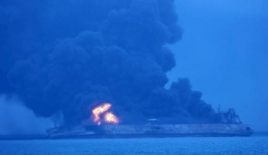 أنباء عن نجاة عدد من طاقم ناقلة النفط الايرانية المنكوبة