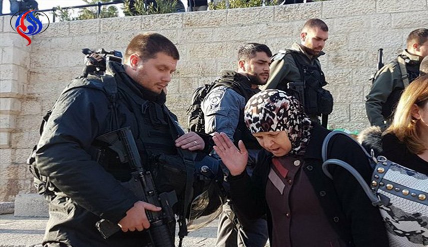 بالصور، جنود الاحتلال يهاجمون مسنّة في القدس بسبب قبعة!