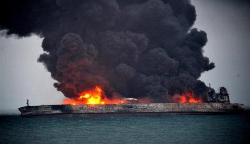 بدء عملية إخماد حريق ناقلة النفط الايرانية