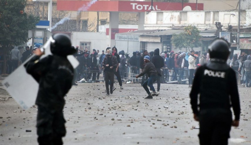 ليلة ثالثة من الصدامات في تونس وتوقيف اكثر من 300 شخص