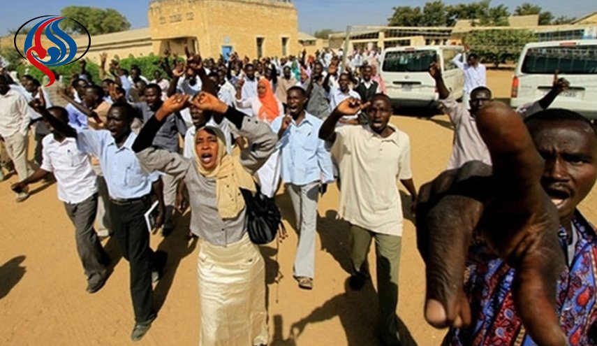 الشرطة السودانية تطلق قنابل مسيلة للدموع في الخرطوم

