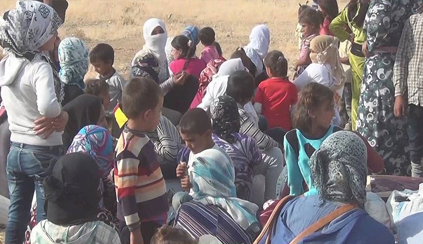 عسكريو حميميم الروس يرصدون تدفقا للاجئين من عفرين