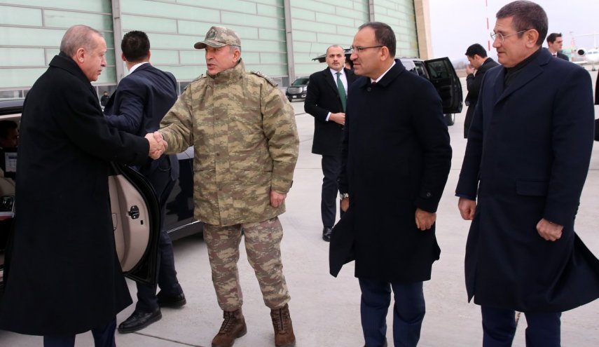 شاهد اردوغان بزي عسكري في غرفة عمليات 