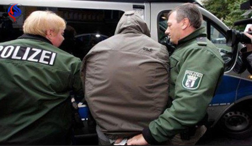 اعتقال 4 سوريين مشتبه بهم على طريق في ألمانيا !
